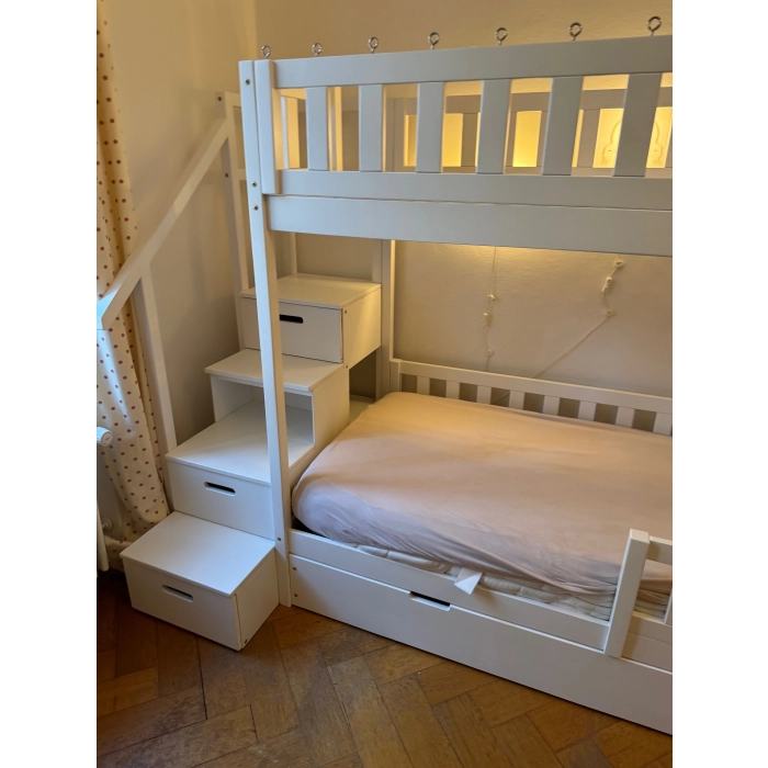 Nowoczesne łóżko piętrowe ze schodami do małego pokoju dziecięcego